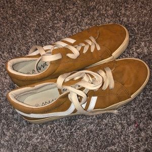 womens shoes yellow/goldish